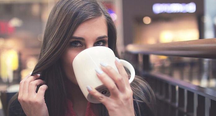 Quais são os benefícios de beber chá com leite?