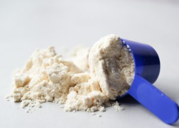 O que é suplemento alimentar? Imagem de um scoop de Whey Protein