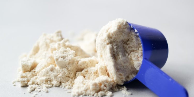 O que é suplemento alimentar? Imagem de um scoop de Whey Protein