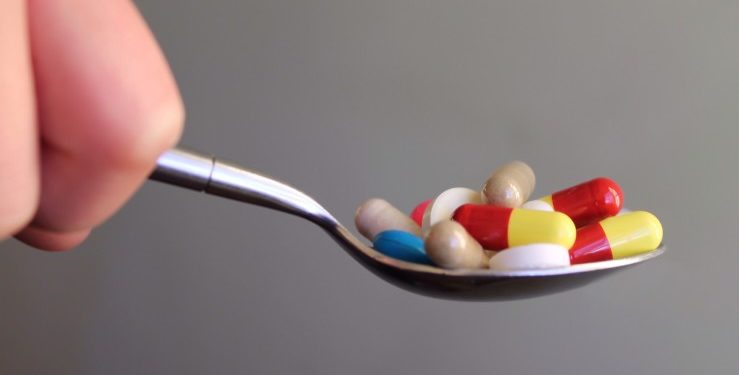 Vitaminas para ganhar massa muscular, varias vitaminas em uma colher