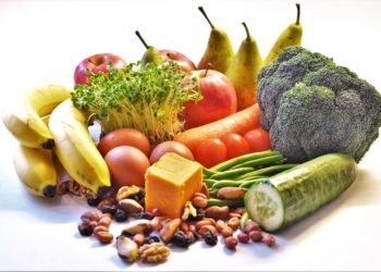 Varias frutas e verduras, com macronutrientes