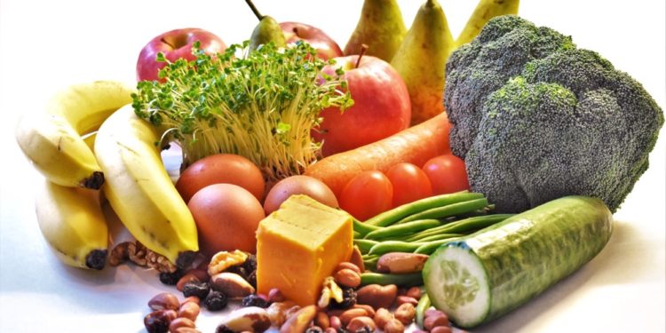 Varias frutas e verduras, com macronutrientes