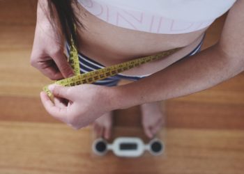 Melhores suplementos para emagrecer, mulher medindo a cintura