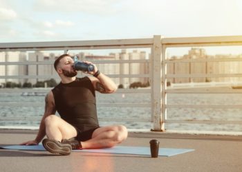 Homem tomando picolinato de cromo