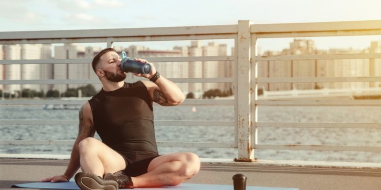 Homem tomando picolinato de cromo