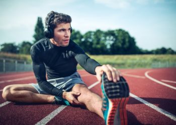Melhor suplemento, homem se alongando antes de treinar