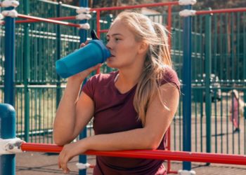 Mulher tomando termogênico