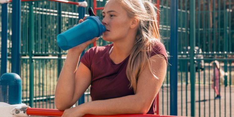 Mulher tomando termogênico
