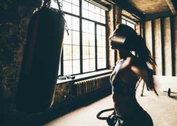 mulher treinando, suplementos para dar energia