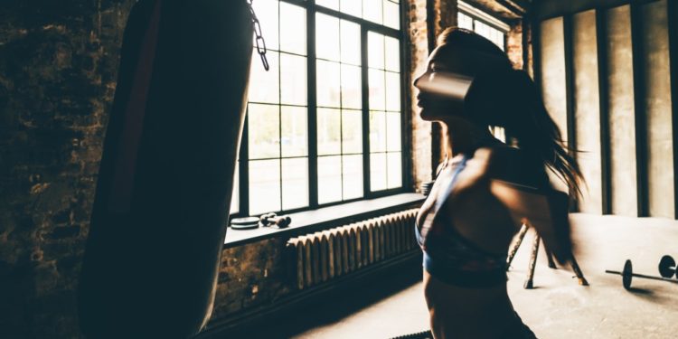 mulher treinando, suplementos para dar energia