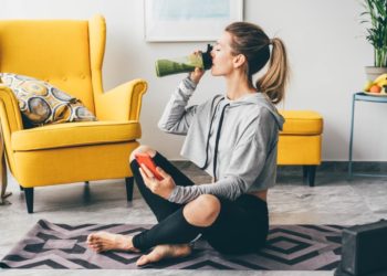 Mulher sentada fazendo a dieta da proteína