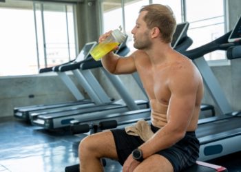 homem tomando água, whey protein concentrado isolado e hidrolisado