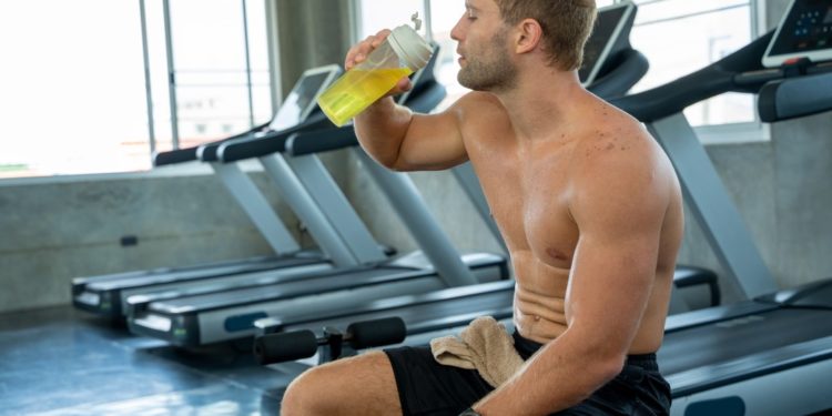 homem tomando água, whey protein concentrado isolado e hidrolisado