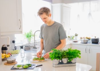 o que é dieta cetogênica, homem fazendo dieta