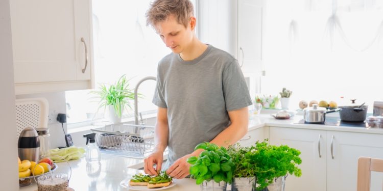 o que é dieta cetogênica, homem fazendo dieta