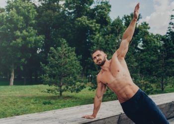 homem em hipertrofia muscular