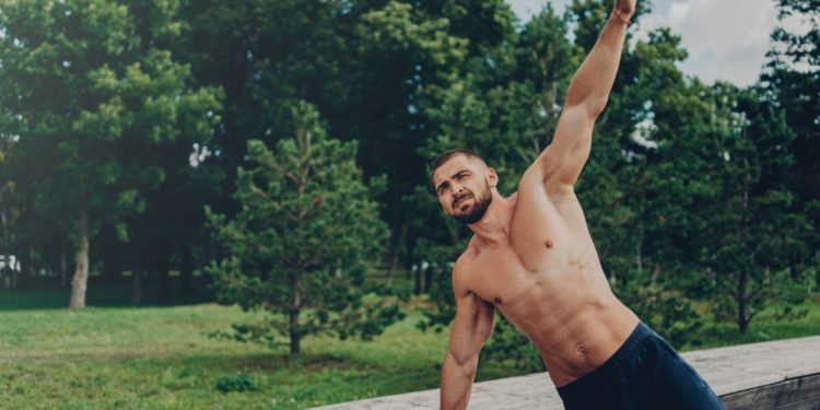 homem em hipertrofia muscular