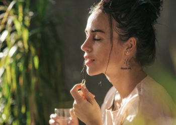mulher tomando colágeno, como tomar colágeno