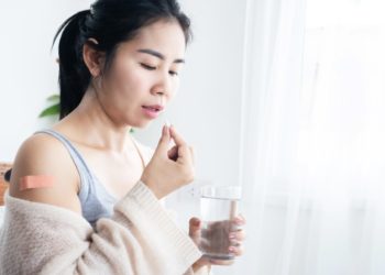 mulher tomando ácido alfa lipóico