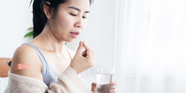 mulher tomando ácido alfa lipóico