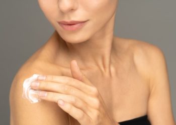 mulher passando creme no ombro, para que serve ácido hialurônico