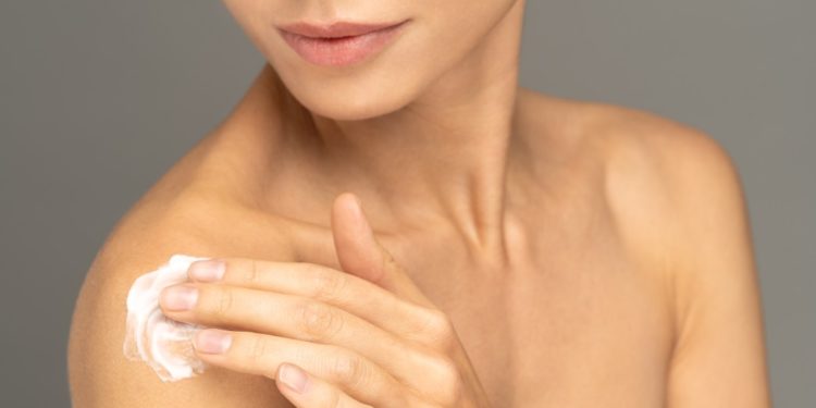 mulher passando creme no ombro, para que serve ácido hialurônico