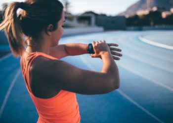 mulher saindo para correr fazendo jejum intermitente