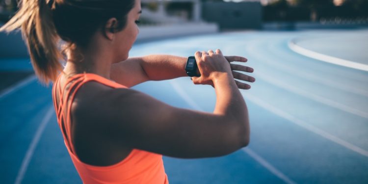 mulher saindo para correr fazendo jejum intermitente