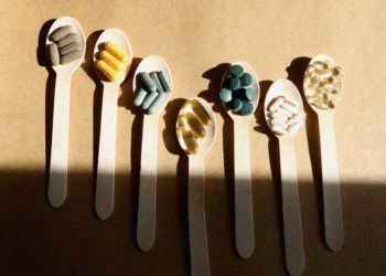 aumentar a imunidade - suplementos alimentares em colheres de madeira