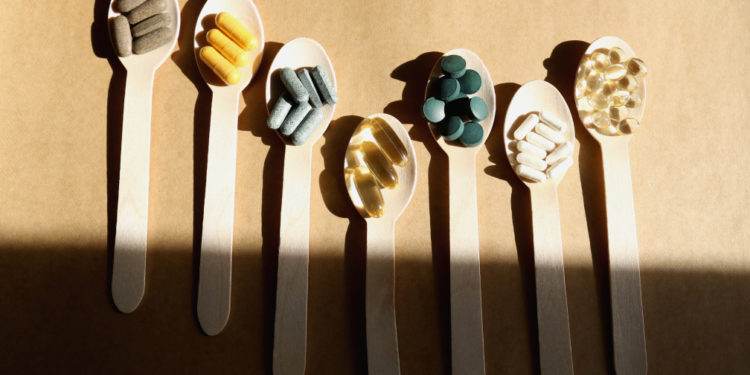 aumentar a imunidade - suplementos alimentares em colheres de madeira