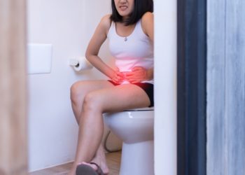 mulher com hemorroidas