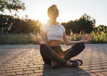 mulher meditando com ajuda do pqq