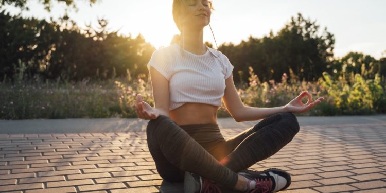 mulher meditando com ajuda do pqq