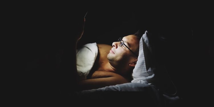 homem com insônia